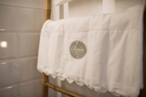 - une serviette suspendue à un porte-serviettes dans la salle de bains dans l'établissement Coin de Charme au Pays Basque, à Hasparren