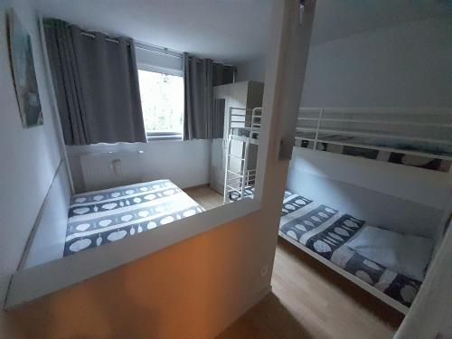 uma vista panorâmica de um quarto com 2 beliches em les Lauzes em Les Menuires