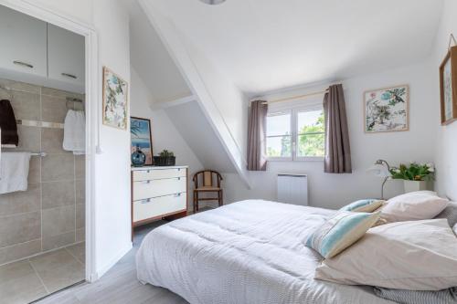 une chambre avec un lit blanc et une salle de bain dans l'établissement La Galiote, à Bennecourt