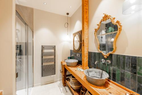 La salle de bains est pourvue d'un lavabo et d'un miroir. dans l'établissement Château de Champ-Renard, à Blacé