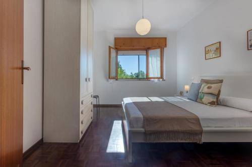 Кровать или кровати в номере Pontelagoscuro Huge & Residential Apartment