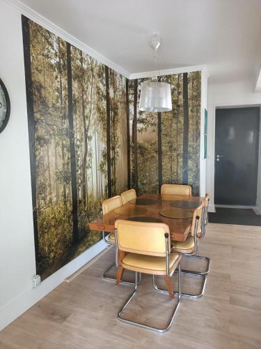 une salle à manger avec une table et des chaises en bois dans l'établissement Au 66 Maison centre ville-Parking gratuit et WIFI, à Nogent-le-Rotrou