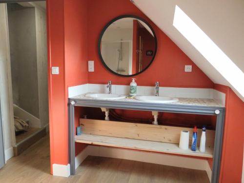 un bagno con lavandino e specchio di Au 66 Maison centre ville-Parking gratuit et WIFI a Nogent-le-Rotrou