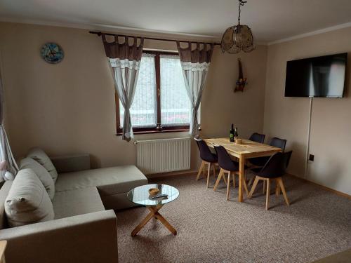 un soggiorno con divano e tavolo di Penzión U Krbu a Habovka