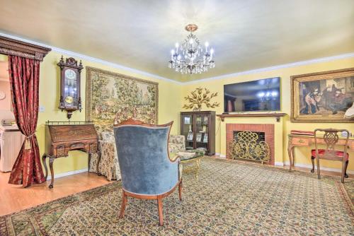 Χώρος καθιστικού στο Romantic Pasadena Home with Covered Porch!