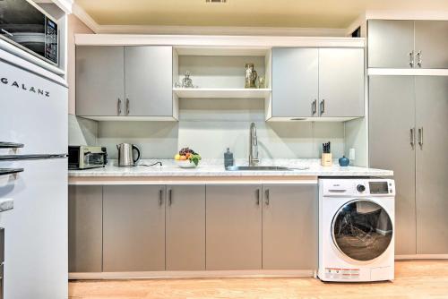 Η κουζίνα ή μικρή κουζίνα στο Romantic Pasadena Home with Covered Porch!