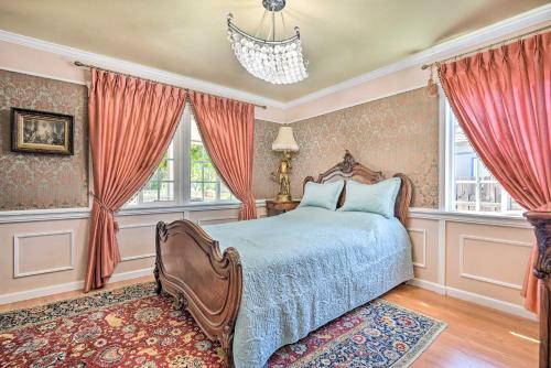ein verziertes Schlafzimmer mit einem Bett und Fenstern in der Unterkunft Pasadena Home with Grapevine Covered Porch! in Pasadena