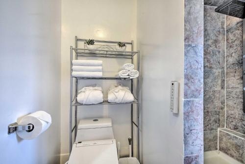Ένα μπάνιο στο Romantic Pasadena Home with Covered Porch!