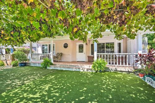 Κήπος έξω από το Romantic Pasadena Home with Covered Porch!