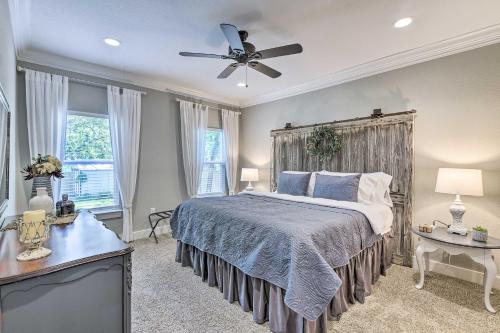 Ένα ή περισσότερα κρεβάτια σε δωμάτιο στο Historic and Fully Renovated Waxahachie Home!