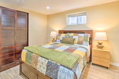 Ein Bett oder Betten in einem Zimmer der Unterkunft Cozy North Bend Getaway in Walkable Location!