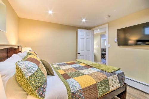 Ein Bett oder Betten in einem Zimmer der Unterkunft Cozy North Bend Getaway in Walkable Location!