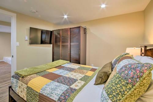 ein Schlafzimmer mit einem Bett mit einer Steppdecke darauf in der Unterkunft Cozy North Bend Getaway in Walkable Location! in North Bend