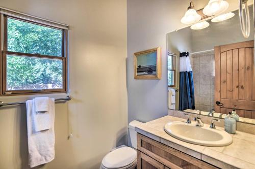 Ένα μπάνιο στο Hot Tub, Patio and Grill Sante Fe Getaway