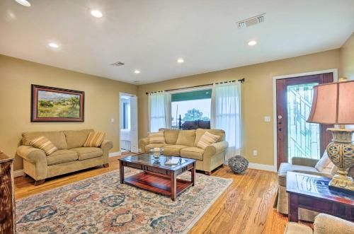 Ruang duduk di The Gathering Place Brenham Home on 6 Acres
