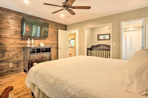 Katil atau katil-katil dalam bilik di The Gathering Place Brenham Home on 6 Acres