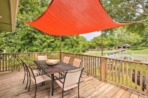 Taman di luar The Gathering Place Brenham Home on 6 Acres