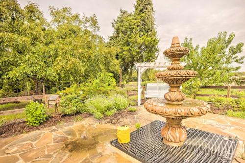 Taman di luar The Gathering Place Brenham Home on 6 Acres
