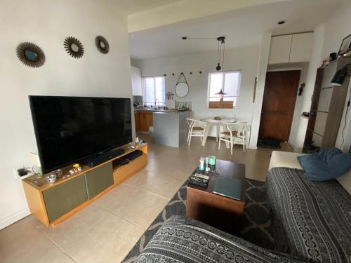 TV a/nebo společenská místnost v ubytování Beautiful apartment with big balcony, a few steps from the beach!
