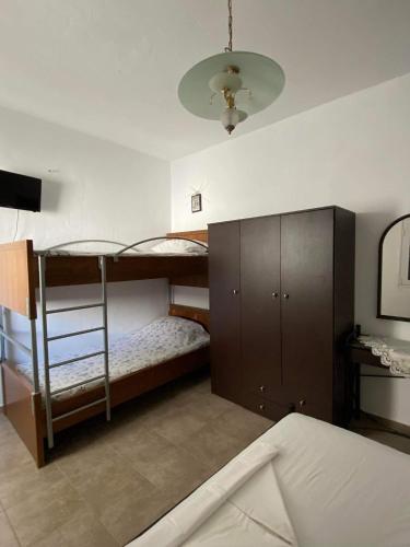 מיטה או מיטות קומותיים בחדר ב-GIANNIS-KLEOPATRA HOUSE 1