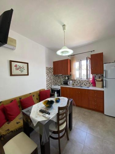 Кухня или мини-кухня в GIANNIS-KLEOPATRA HOUSE 1
