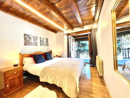 a bedroom with a large bed and a window at Rustic Chic de Luxe 2B in El Tarter