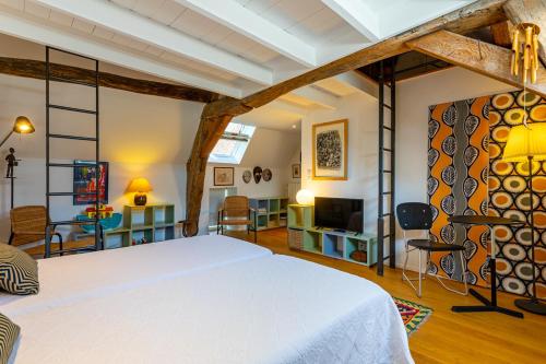 a bedroom with a large white bed in a room at L'Atelier du Relais in Laives