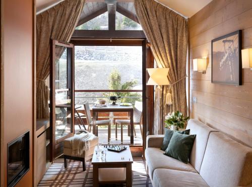 - un salon avec un canapé et une table dans l'établissement Résidence Pierre & Vacances Premium Les Terrasses d'Hélios, à Flaine