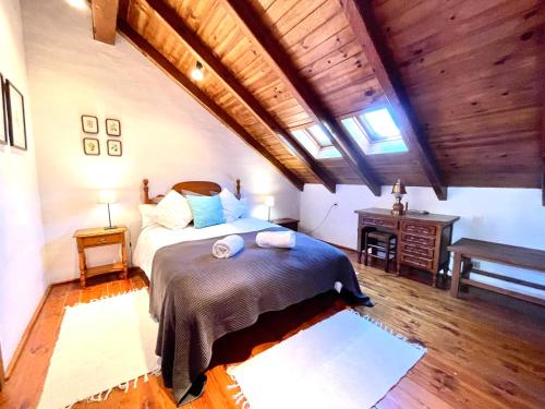 ein Schlafzimmer mit einem Bett und einer Holzdecke in der Unterkunft Rústic Chic de Luxe 47H in Canillo