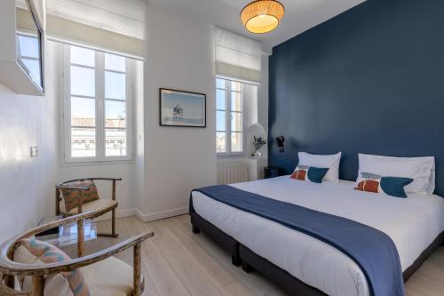 - une chambre avec un grand lit aux murs bleus dans l'établissement Les Séraphines - Chambres d'hôtes - Guests house, à Bordeaux