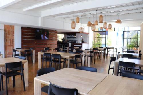 a restaurant with tables and chairs in a room at Hotel Santiago de Arma in Rionegro