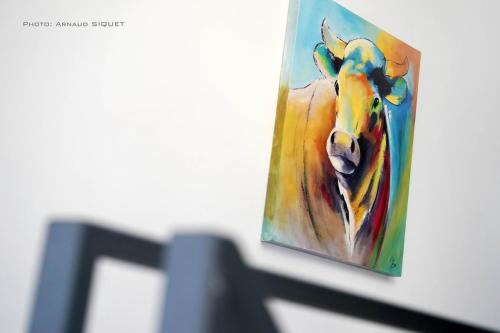 a painting of a horse on a wall at Gîte familial ferme des aujes falaen in Onhaye