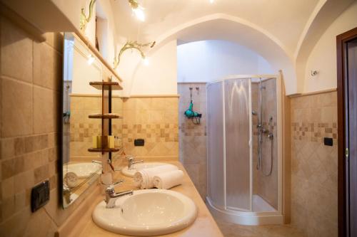 ein Bad mit einem Waschbecken und einer Dusche in der Unterkunft B&B Casa Maddalena in Campi Salentina