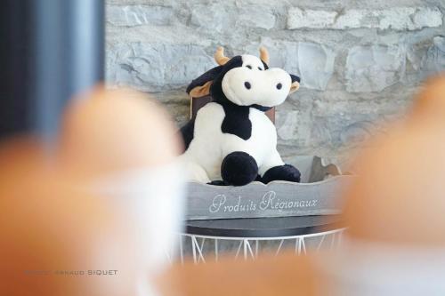 a cake shaped like a cow sitting on a table at Gîte familial ferme des aujes falaen in Onhaye