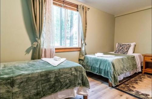 Un pat sau paturi într-o cameră la The Nook Lodge - cabin with hot tub at Shawnee and Camelback Mtn