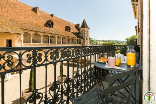 une table avec une assiette de nourriture sur un balcon dans l'établissement Les Gîtes du château - Le loft HENRI IV - Magnifique Appartement face au château, à Nérac