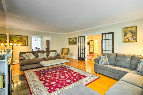Coin salon dans l'établissement Charming Historic Home about 1 Mi to Dtwn Olean!