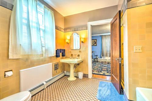 La salle de bains est pourvue d'un lavabo, d'une baignoire et de toilettes. dans l'établissement Charming Historic Home about 1 Mi to Dtwn Olean!, à Olean