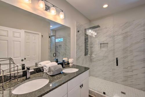 uma casa de banho com 2 lavatórios e um chuveiro em Stylish College Park Home with Private Garden! em Atlanta