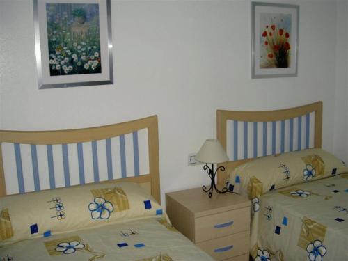 dos camas sentadas una al lado de la otra en un dormitorio en Emejota, en La Manga del Mar Menor