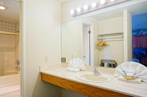 a bathroom with a sink and a large mirror at Cabrillo Inn at the Beach in Santa Barbara