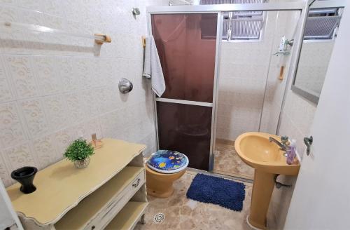 a bathroom with a shower and a toilet and a sink at Ap confortável - Praia de Pitangueiras - Beach Host in Guarujá