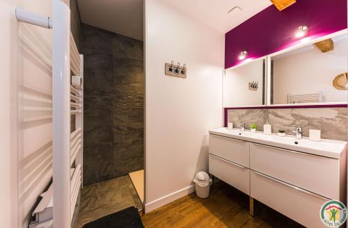 ネラックにあるLes Gîtes du château - Le loft HENRI IV - Magnifique Appartement face au châteauの洗面台と鏡のあるバスルーム