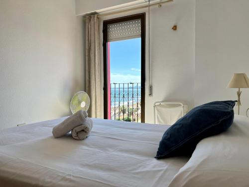 Tempat tidur dalam kamar di Dúplex, terraza y vistas al mar