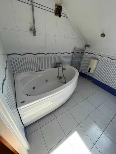 Habitación con baño con bañera. en Hostel LUNA en Mińsk Mazowiecki