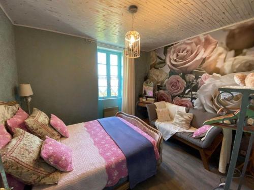 une chambre avec un lit et un canapé dans l'établissement Domaine des pruniers, à Valeilles