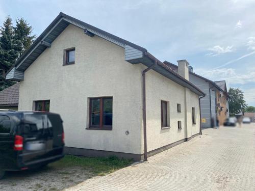 una casa con una furgoneta estacionada frente a ella en Dom #BESKIDZKA, en Rzeszów