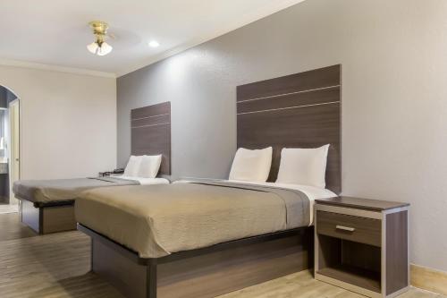 two beds in a hotel room with one sidx sidx sidx at Americas Best Value Platinum Inn & Suites in Houston