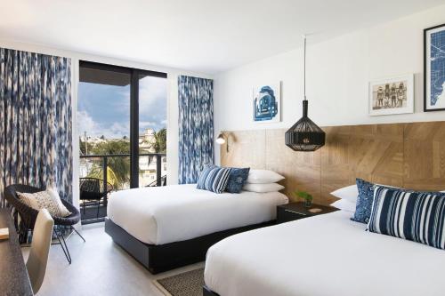Cama ou camas em um quarto em Kimpton Angler’s Hotel South Beach by IHG