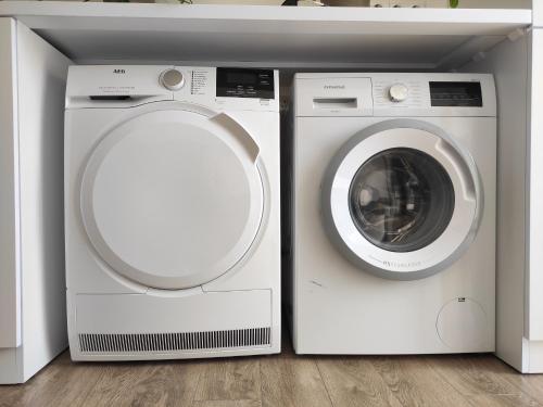 a washing machine and a dryer in a room at CarpHouse in Bălţi